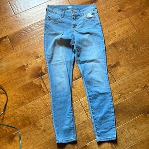 Old Navy jeans excellent condition , skinny fit